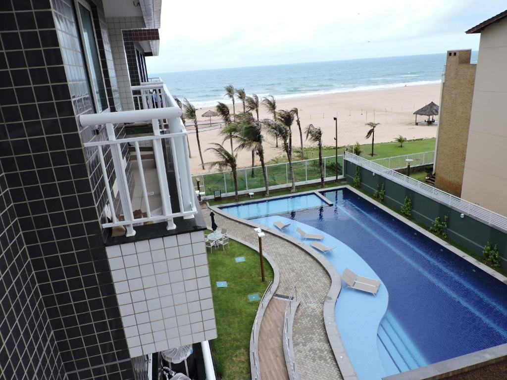desde el balcón de un hotel con vistas a la playa en Apartamento com vista pro mar - Beach Way, en Aquiraz