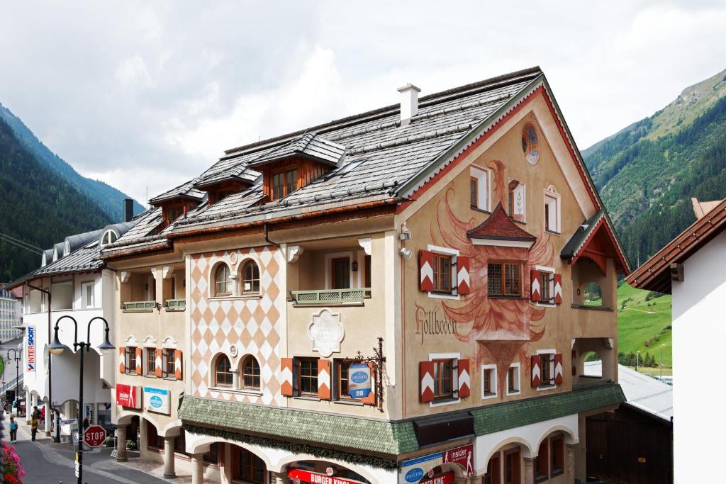 un edificio en medio de una calle en Höllboden, en Ischgl