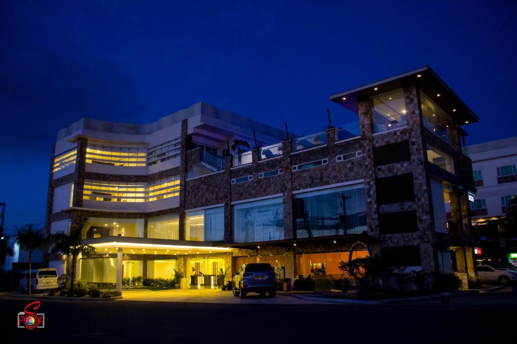 budynek z samochodem zaparkowanym przed nim w obiekcie Hotel Marciano w mieście Calamba