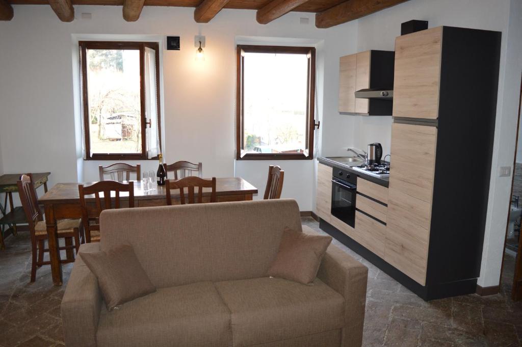 レンノにあるIl pensieroのリビングルーム(ソファ付)、キッチン、テーブルが備わります。