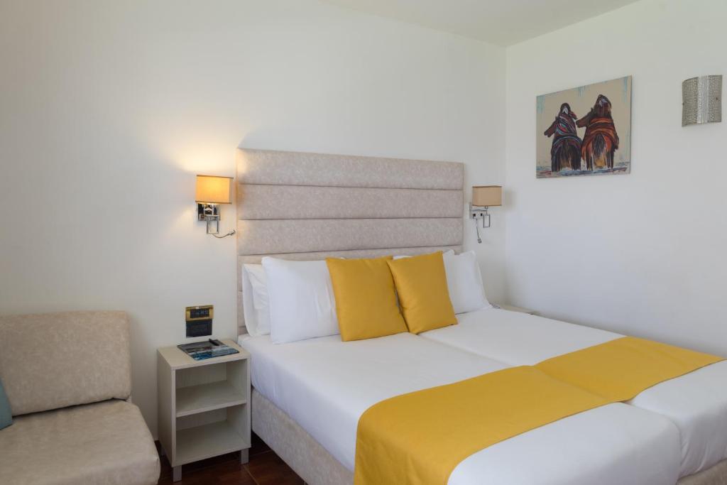 Postel nebo postele na pokoji v ubytování Americana Eilat Hotel