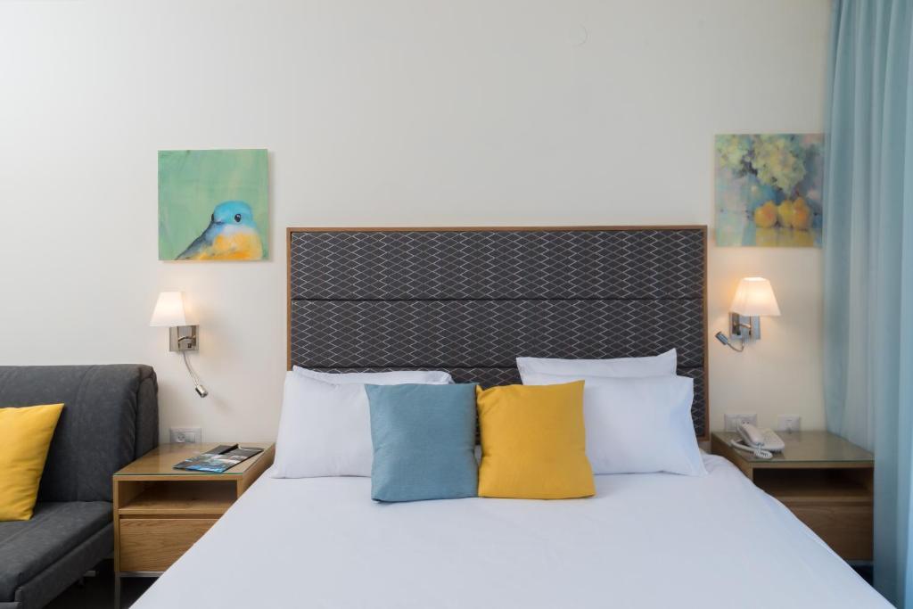Postel nebo postele na pokoji v ubytování Americana Eilat Hotel