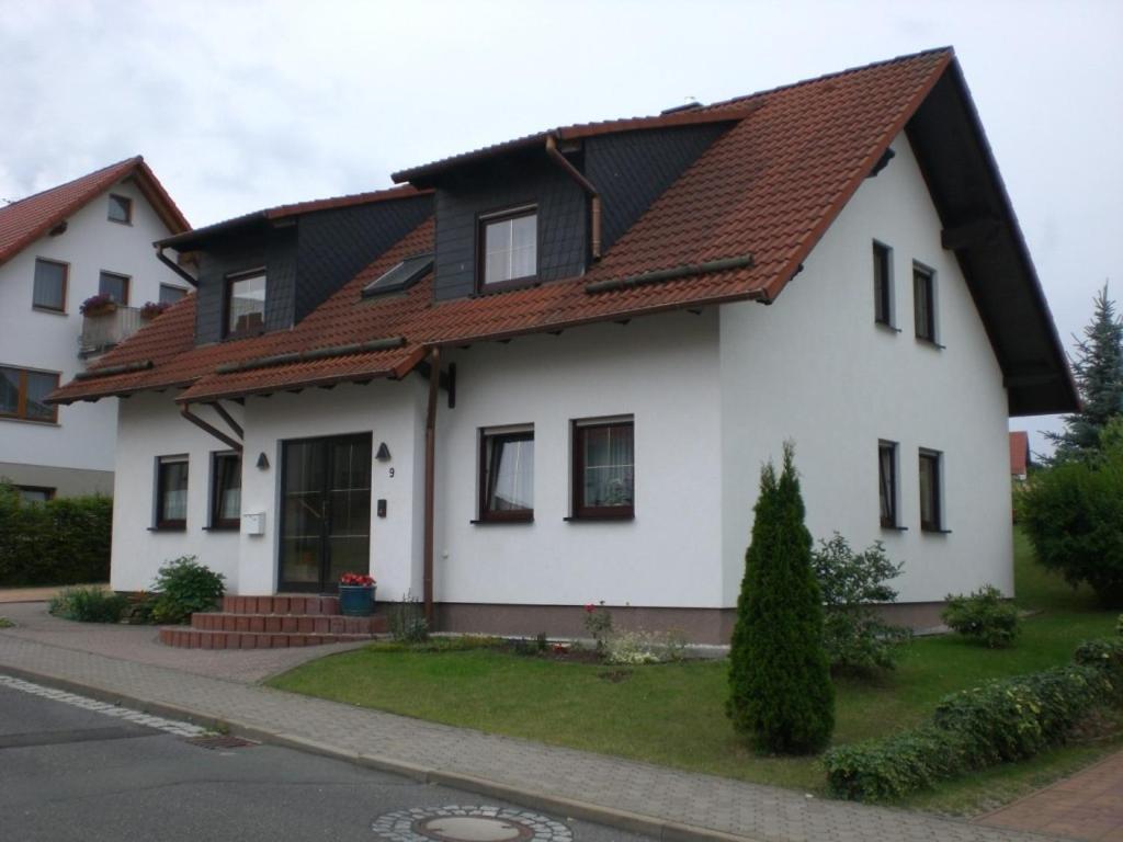 Casa blanca con techo marrón en Ferienwohnung Böhm, en Kranichfeld