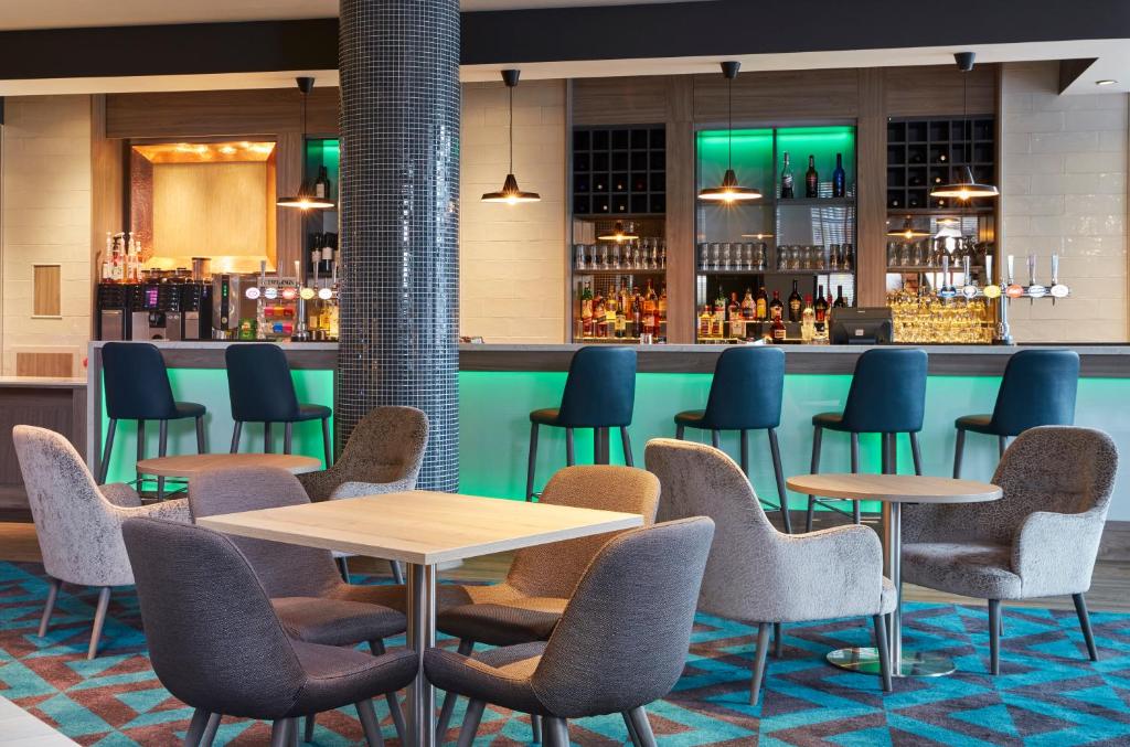 Ο χώρος του lounge ή του μπαρ στο Leonardo Hotel Southampton