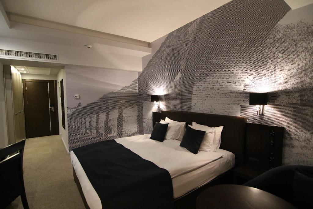 Postel nebo postele na pokoji v ubytování Queen's Hotel - Zebra Centre