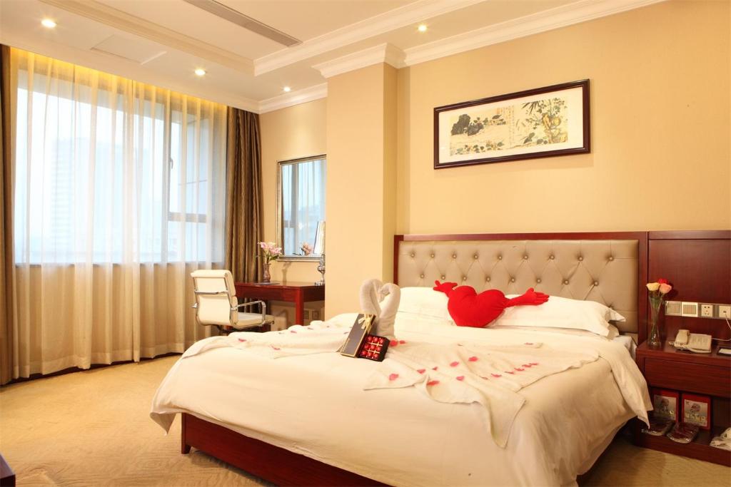 Postel nebo postele na pokoji v ubytování Guangzhou Shi Liu Hotel