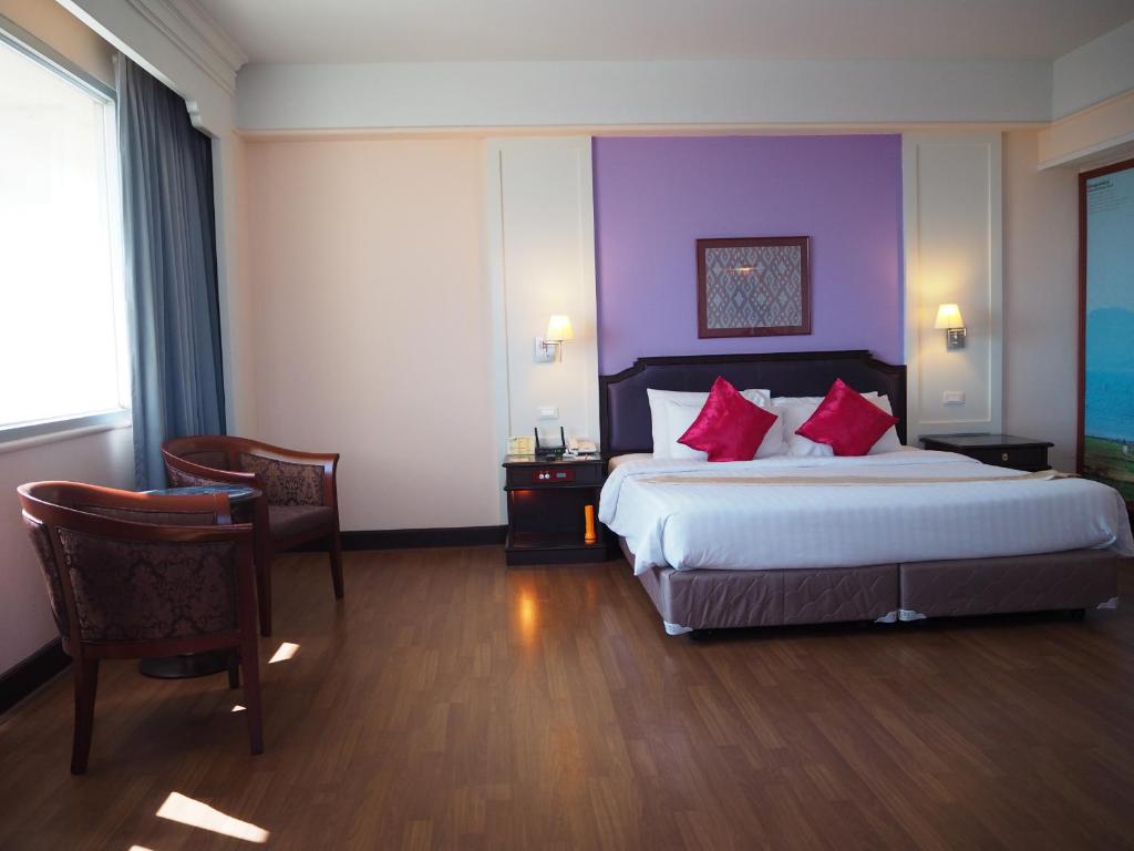 Postel nebo postele na pokoji v ubytování Charoen Thani Hotel, Khon Kaen