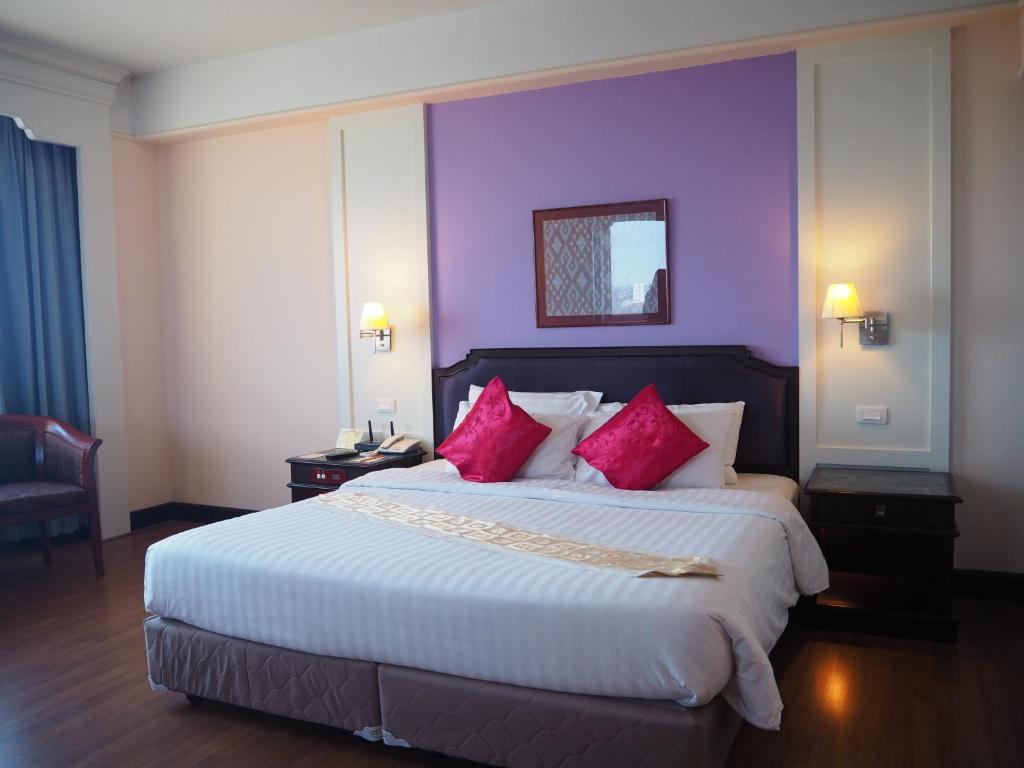 Postel nebo postele na pokoji v ubytování Charoen Thani Hotel, Khon Kaen