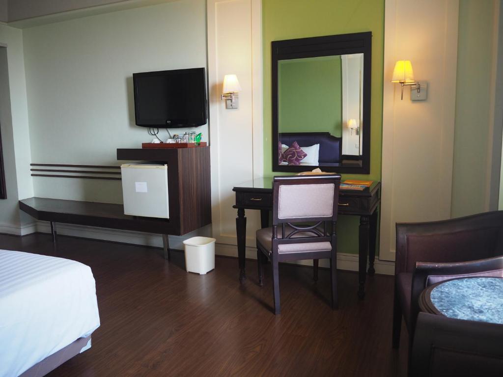TV a/nebo společenská místnost v ubytování Charoen Thani Hotel, Khon Kaen