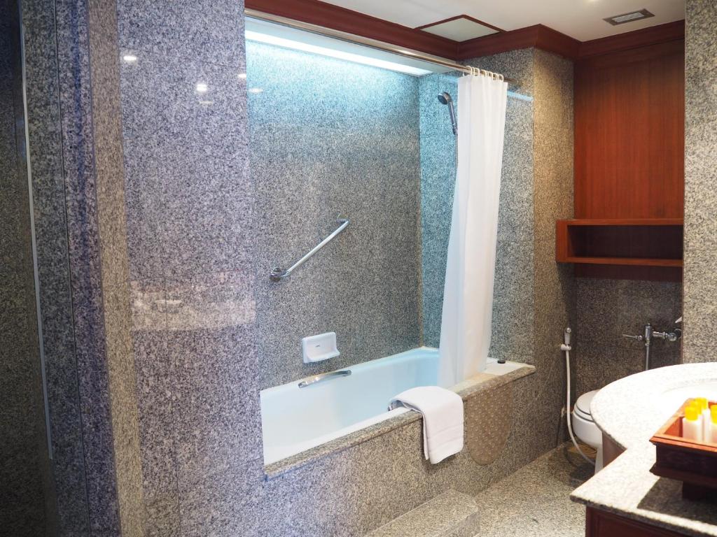 Koupelna v ubytování Charoen Thani Hotel, Khon Kaen