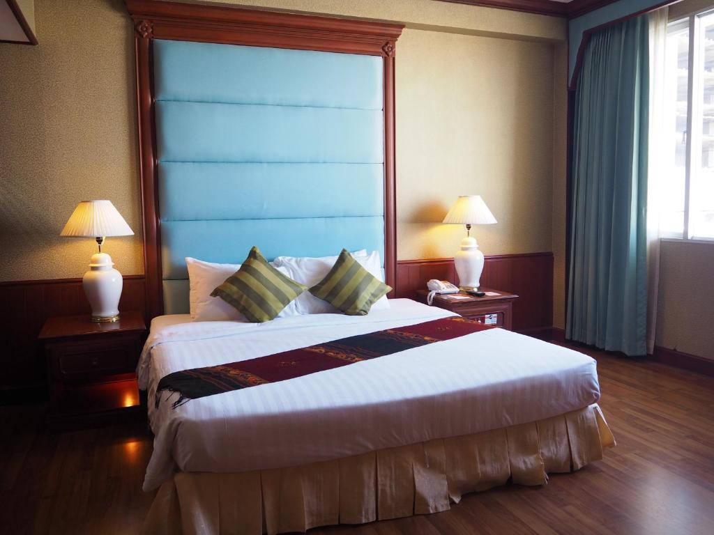 Postel nebo postele na pokoji v ubytování Charoen Thani Hotel, Khon Kaen