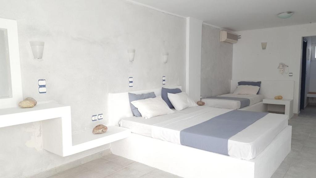 Postel nebo postele na pokoji v ubytování Lagada Beach Hotel