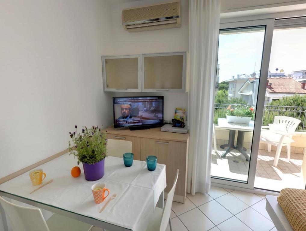 A television and/or entertainment centre at Residence Il Tulipano