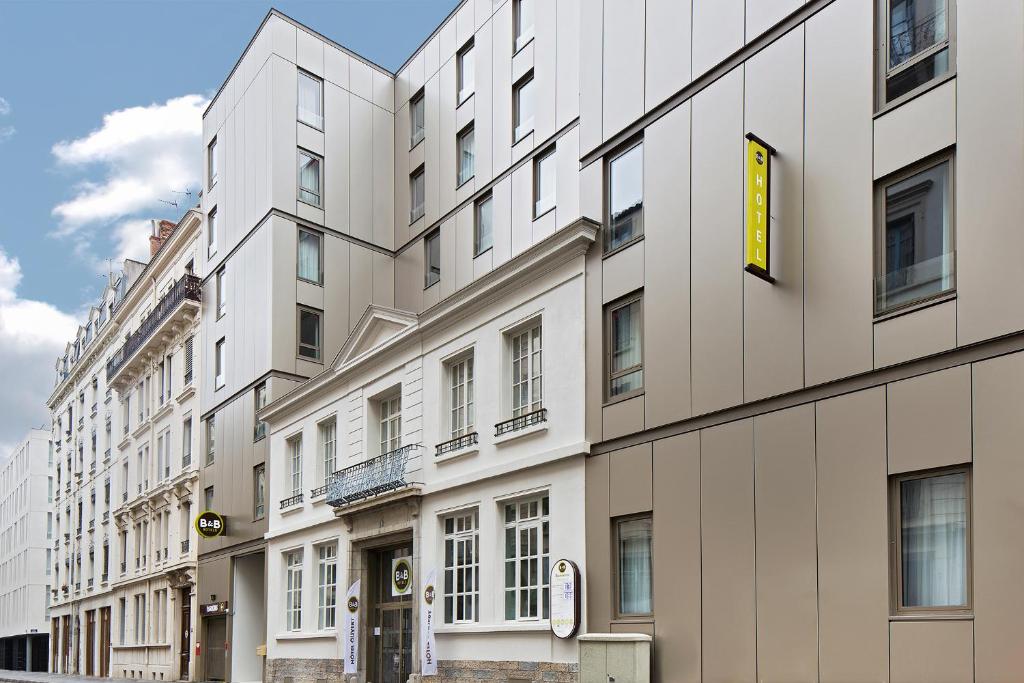 Une rangée de bâtiments blancs dans une rue dans l'établissement B&B HOTEL LYON Centre Perrache Berthelot, à Lyon