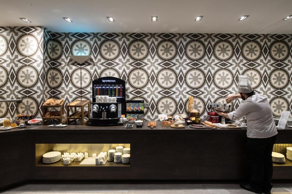 Comida en o cerca de este hotel