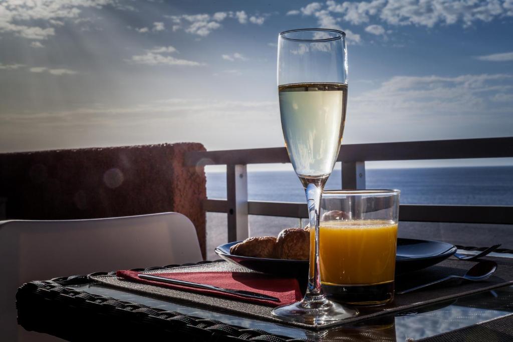 プンタ・デル・イダルゴにあるSunset on the seaのワイン1杯と食べ物1皿