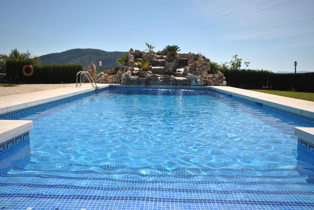 una gran piscina con un tobogán de agua en Cortijo Las Monjas, en Periana