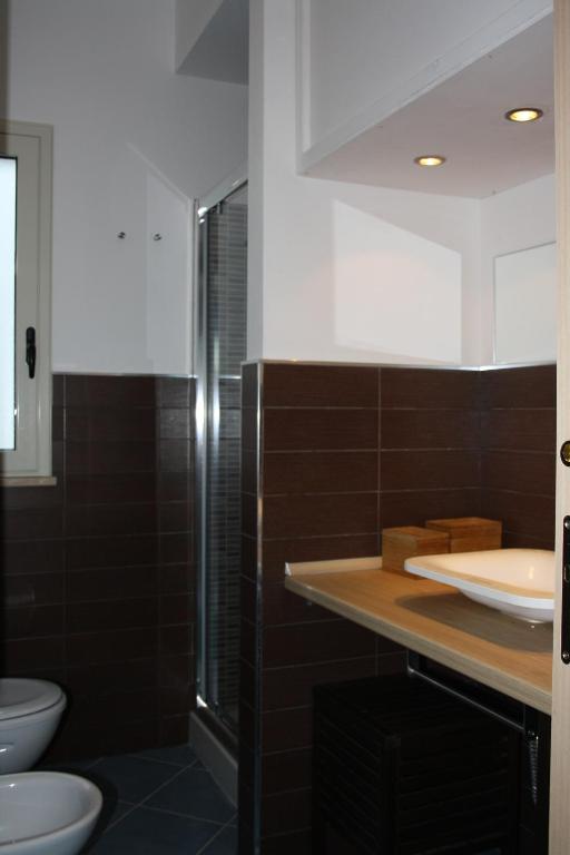 La salle de bains est pourvue de 2 toilettes, d'un lavabo et d'une douche. dans l'établissement Villa Alice, à Santo Stefano di Camastra