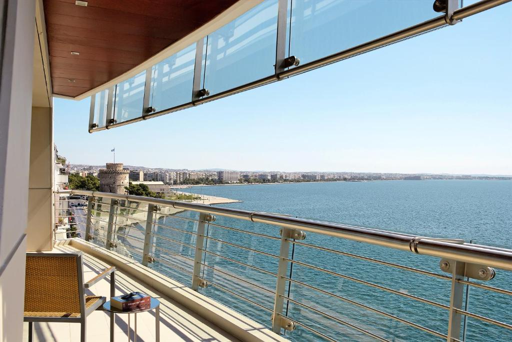 einen Balkon auf einem Kreuzfahrtschiff mit Blick auf das Wasser in der Unterkunft Daios Luxury Living in Thessaloniki