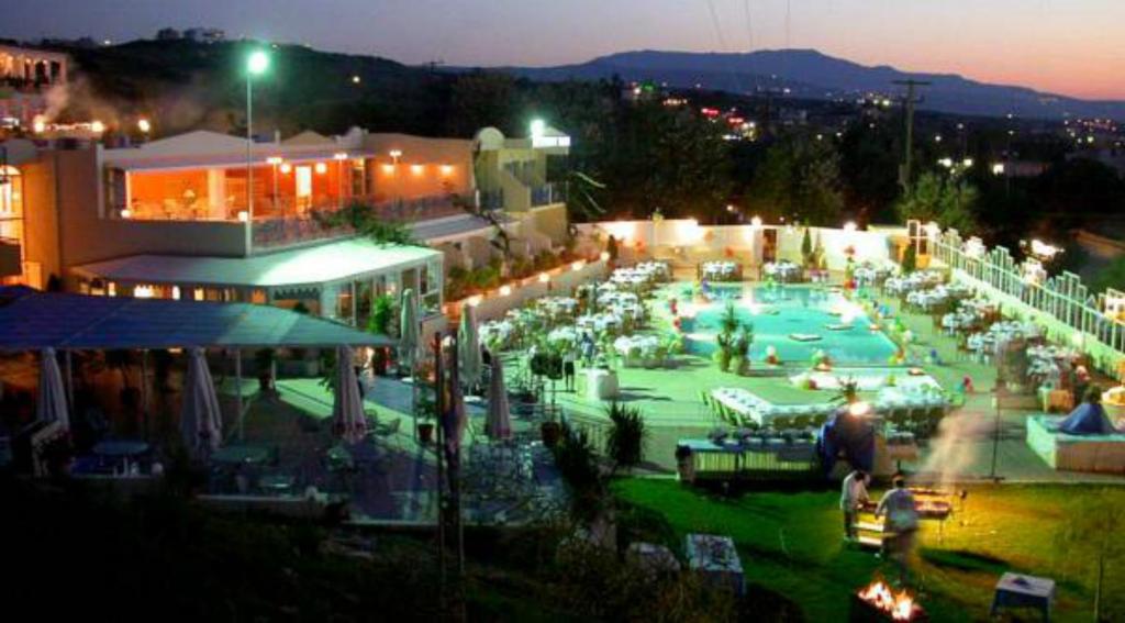 Bazén v ubytování Rethymno Mare Royal & Water Park nebo v jeho okolí