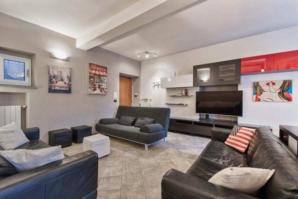 トリノにあるMoleloca - San Tommaso Apartmentのリビングルーム(ソファ、薄型テレビ付)