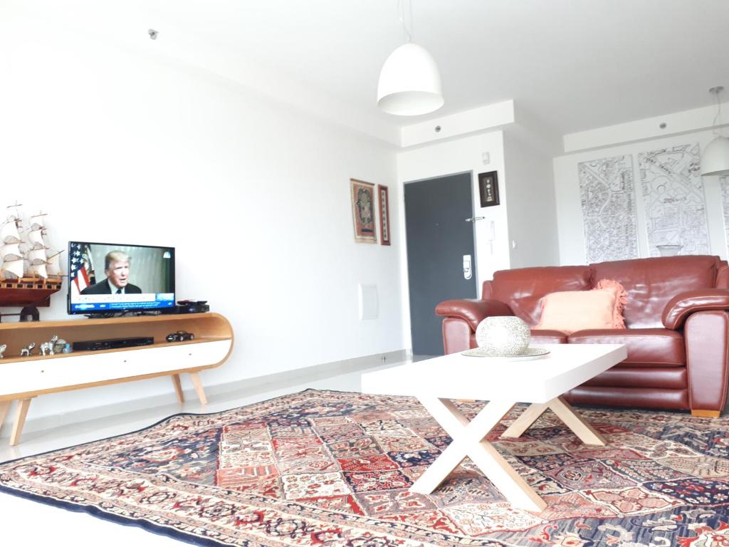 uma sala de estar com um sofá e uma mesa de centro em Shave Tsion Apartment in the center Ashdod em Ashdod