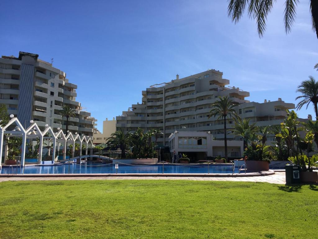 Bazén v ubytování Estudios y Apartamentos Benal Beach nebo v jeho okolí