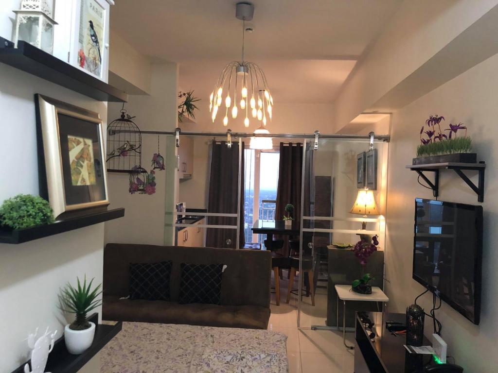 sala de estar con sofá y lámpara de araña en Tagaytay Cool Spot en Tagaytay