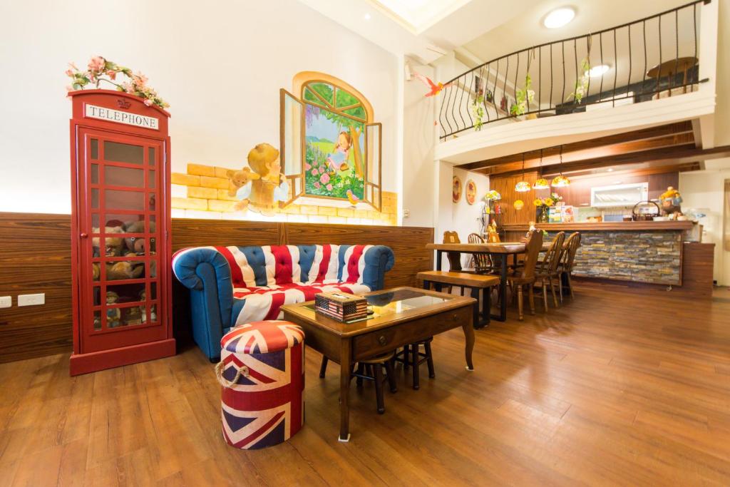 uma sala de estar com um sofá e uma mesa em British Country Inn B&B em Luodong