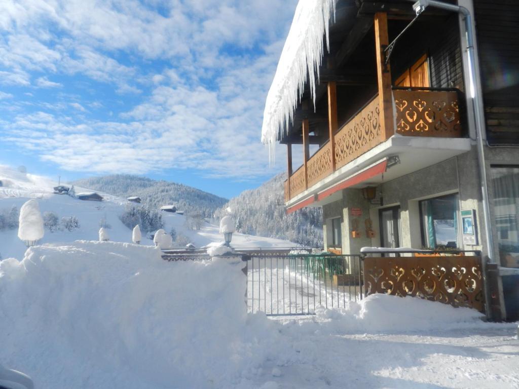 Nespecifikovaný výhled na hory nebo výhled na hory při pohledu z hotelu