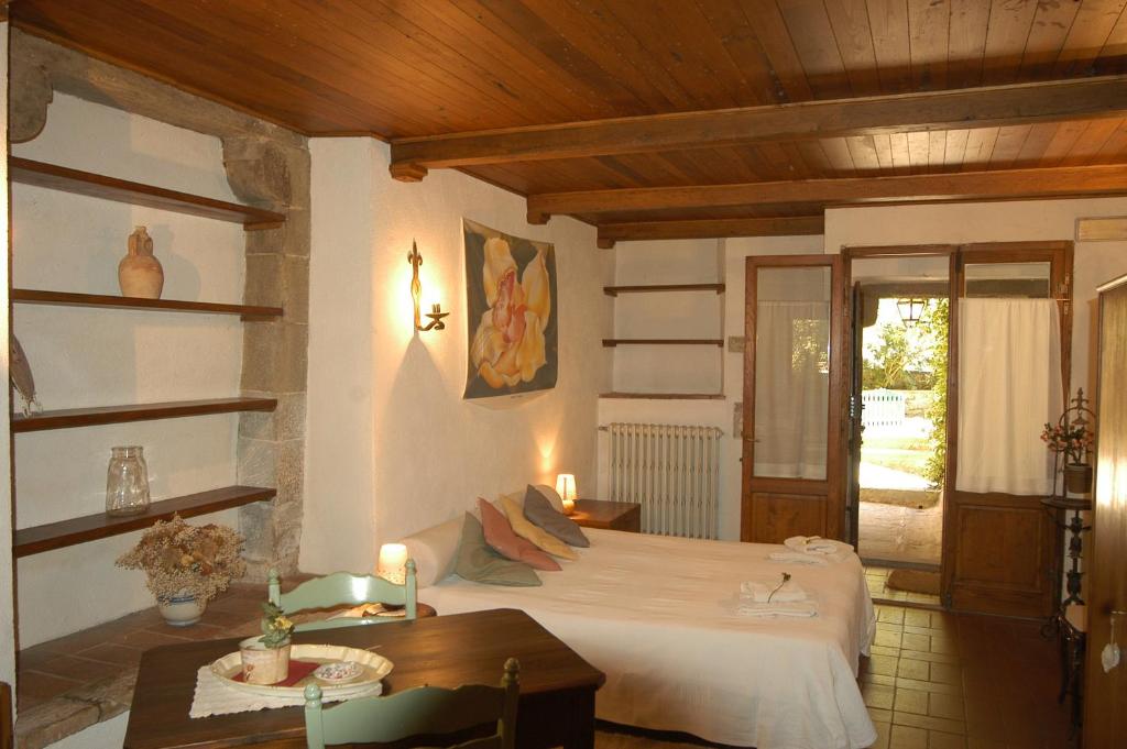 LamoleにあるAntica Torre nel Cuore del Chiantiのベッドルーム1室(ベッド1台、テーブル、窓付)