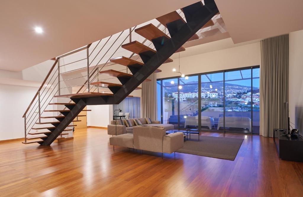 - un salon avec un escalier en colimaçon dans une maison dans l'établissement Funchal View Apartments, à Funchal