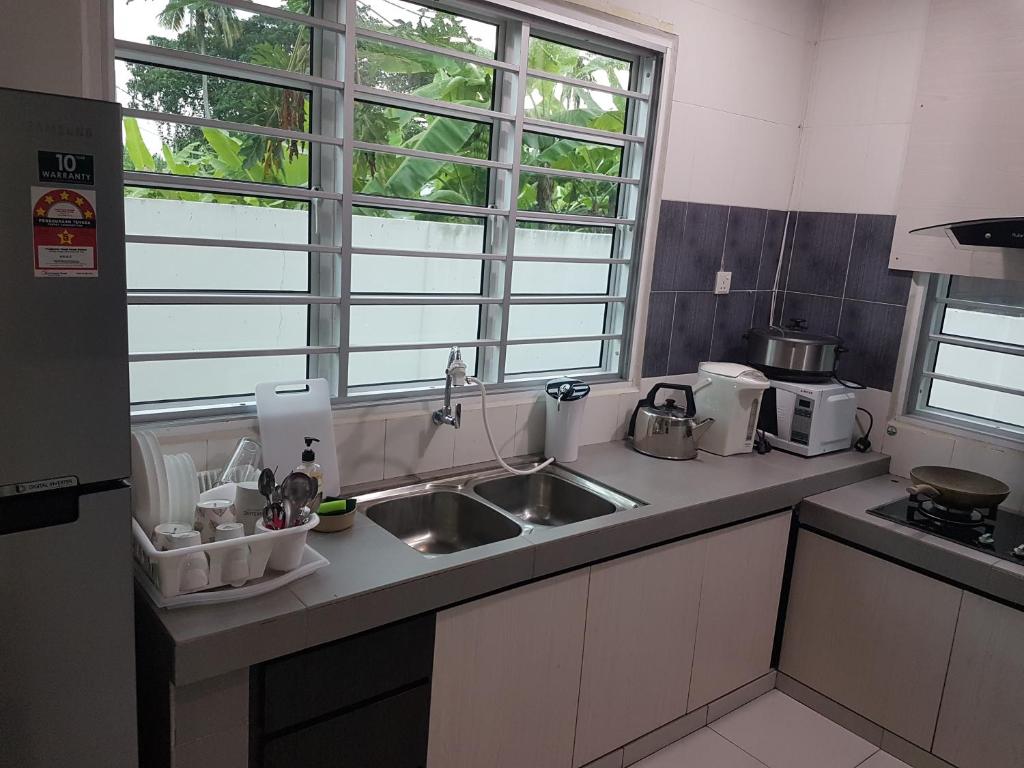 Kuchyň nebo kuchyňský kout v ubytování Sitiawan Homestay Entire Semi D home