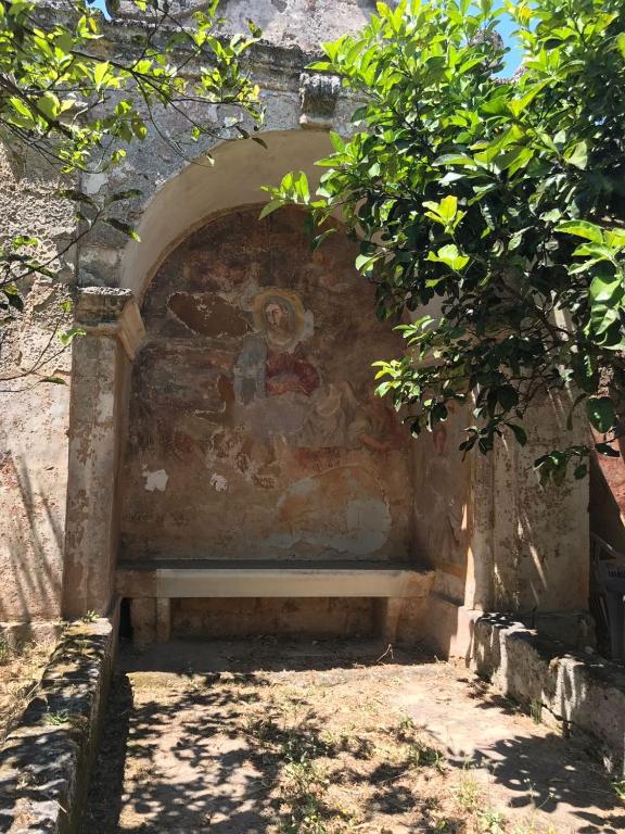 a stone archway with a bench in a wall at La Fragna in Nardò