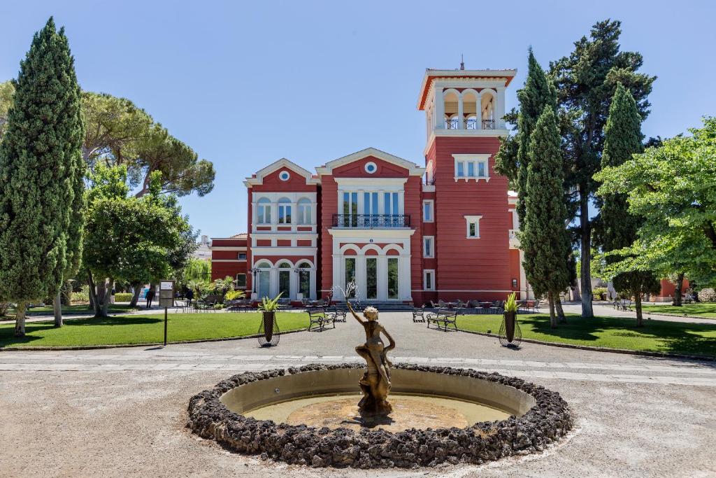 A garden outside Mercure Villa Romanazzi Carducci Bari