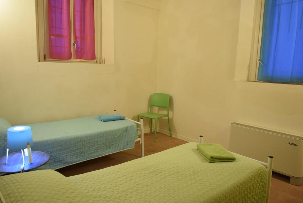 Łóżko lub łóżka w pokoju w obiekcie Ostello Castello Mina Della Scala