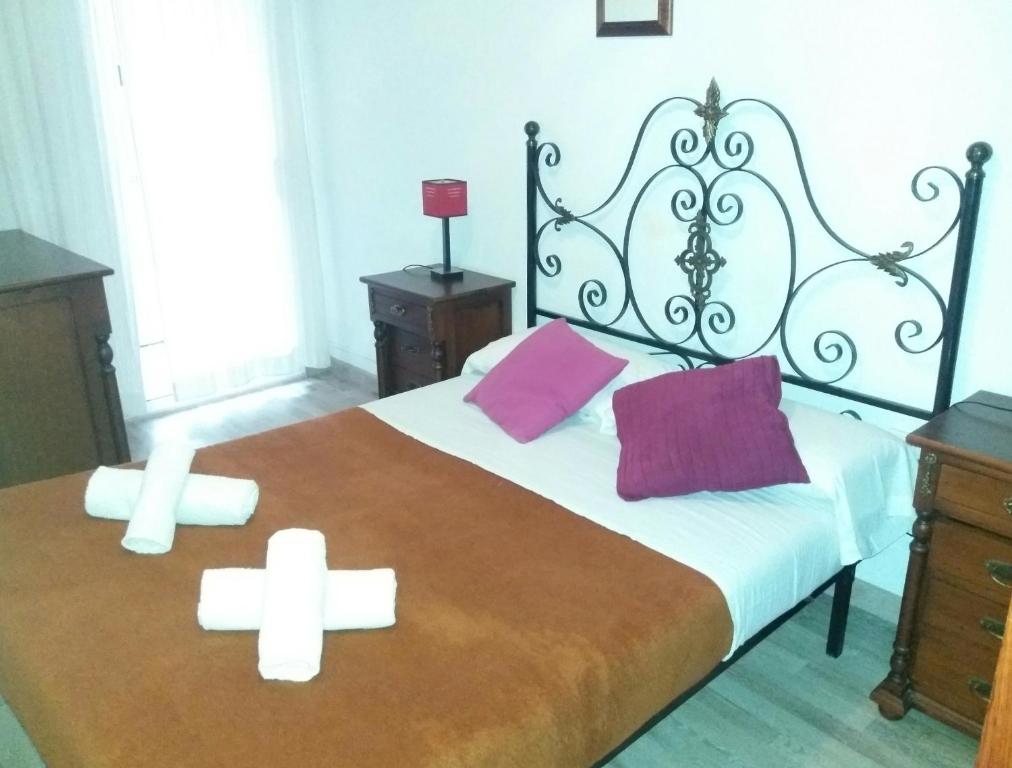 ein Schlafzimmer mit einem Bett mit zwei Kreuzen darauf in der Unterkunft Apartamento Sagrada Familia in Barcelona