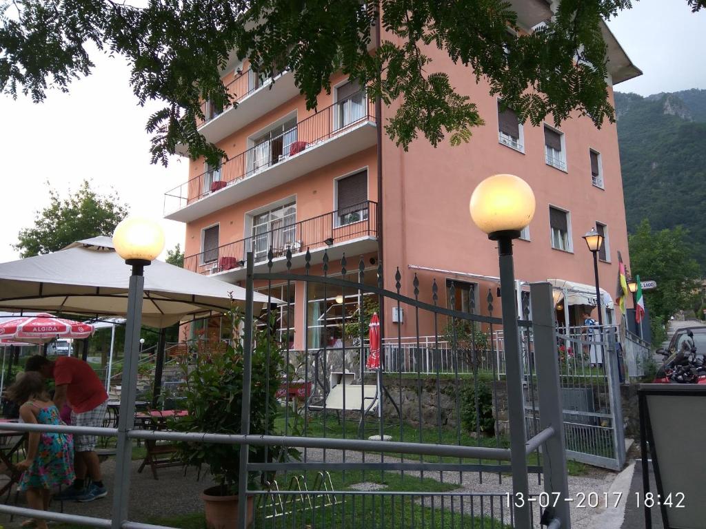 Nespecifikovaný výhled na hory nebo výhled na hory při pohledu z hotelu