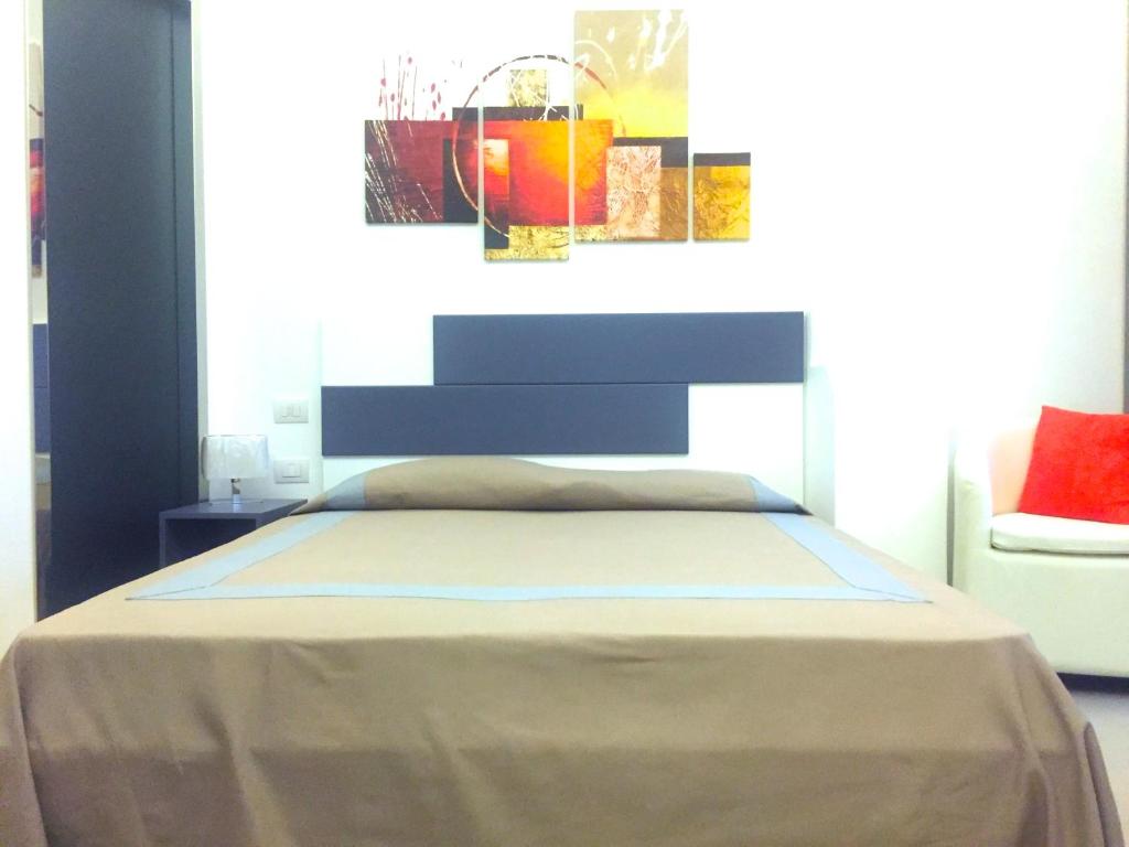 een slaapkamer met een bed met een schilderij aan de muur bij Residenza Santa Lù B&B in Napels