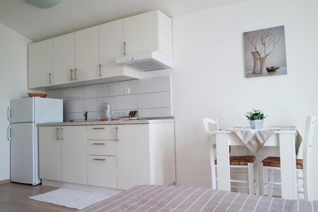 Kuchyň nebo kuchyňský kout v ubytování Apartments Karmen