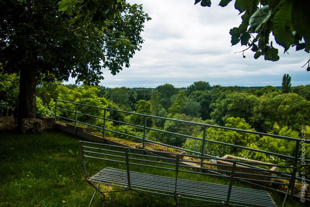 un banc assis dans l'herbe à côté d'une clôture dans l'établissement HDC la maison des AMIS, à Le Gond-Pontouvre