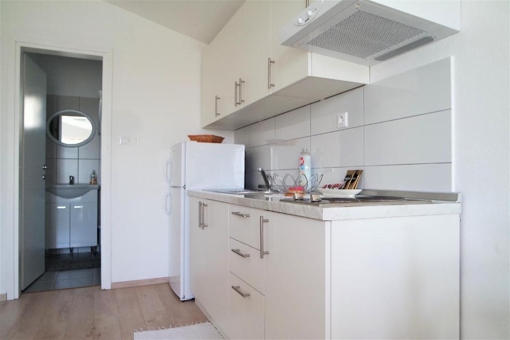 Kuchyň nebo kuchyňský kout v ubytování Apartments Karmen