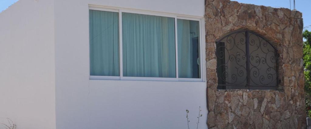 una ventana en el lateral de un edificio blanco en Apartamento El Sargento, en El Sargento