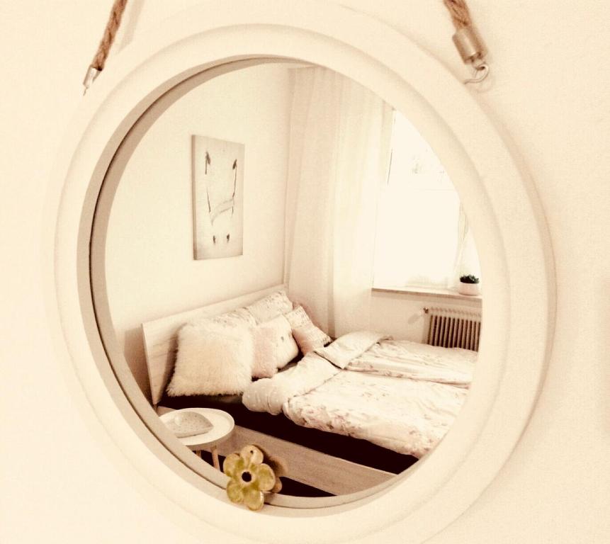 クラーゲンフルトにあるSandra‘s Studioの白い部屋(ベッド1台、鏡付)