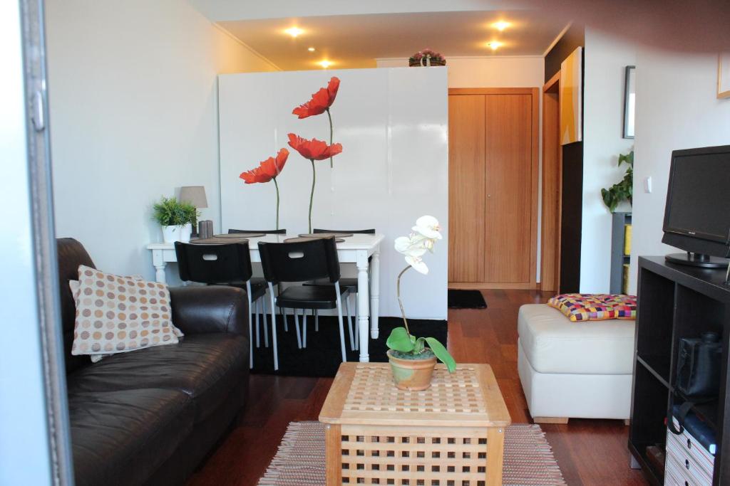 sala de estar con sofá y mesa en Penthouse City Center apartment en Ponta Delgada