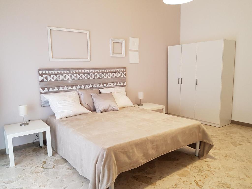 una camera con un grande letto e un armadietto bianco di Vilmahouse a Mola di Bari
