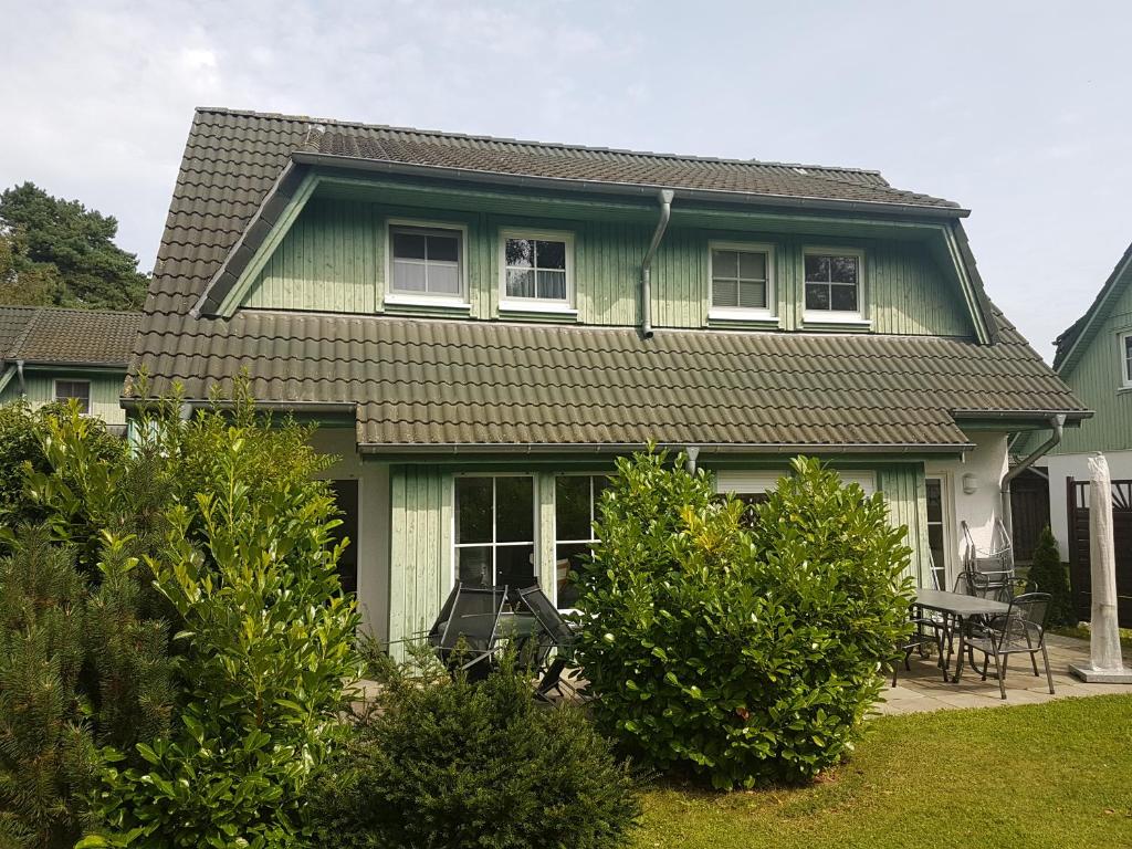 ツィノヴィッツにあるFerienhaus Zinnowitzの灰色の屋根の緑家