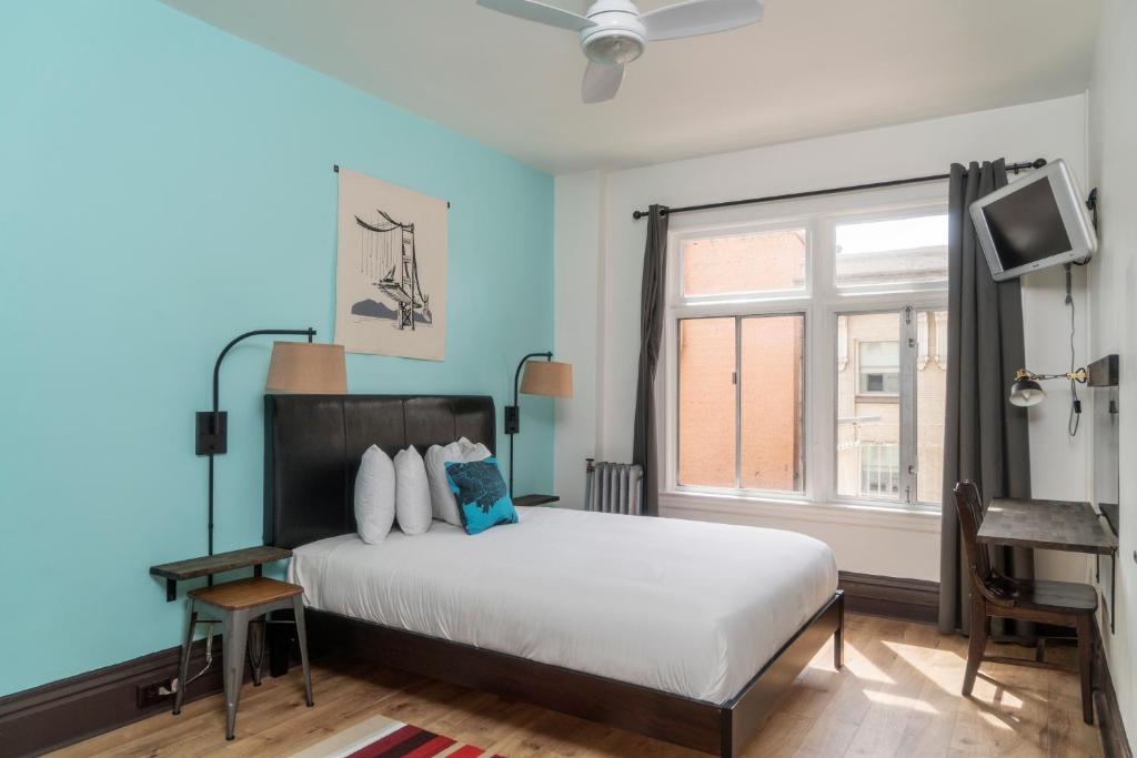 Un dormitorio con una cama grande y una ventana en The Bartlett Hotel and Guesthouse, en San Francisco