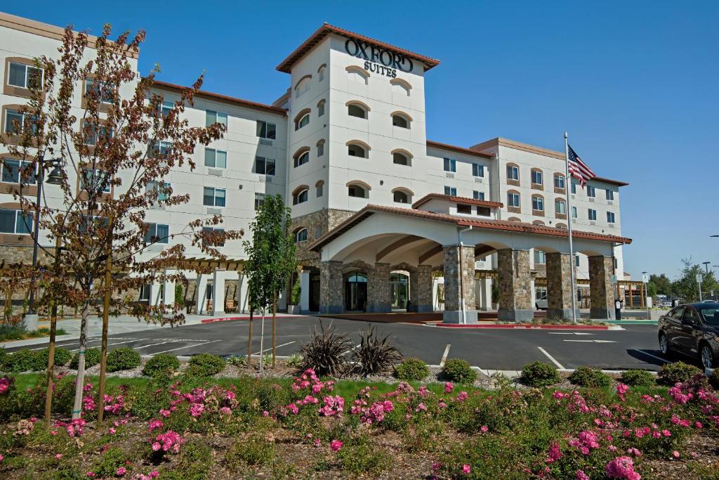 uma representação da frente do hotel mgm em Oxford Suites Sonoma - Rohnert Park em Rohnert Park