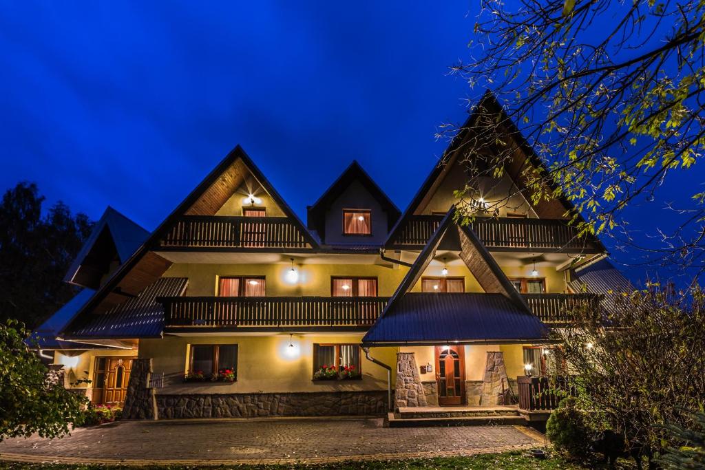 a large house at night with lights at Dom Wypocz Pod Litwinką Apartamenty in Białka Tatrzanska